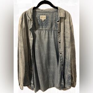 American Eagle Women’s Paisley Patterned Light Blue Button Down Shirt Size Large